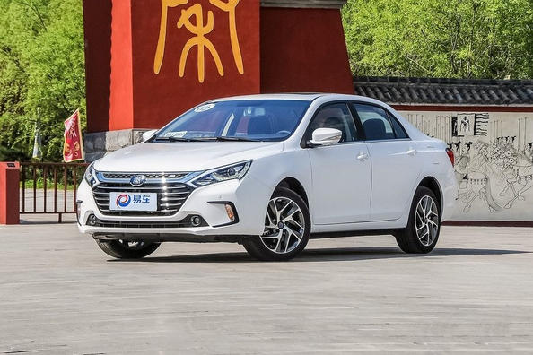 Présentation de l’hybride de la berline BYD Qin 100