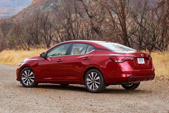 Présentation de la berline Nissan Sentra 2020 année de modèle Photo 2