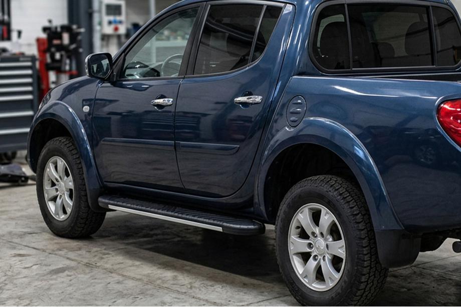 Mitsubishi L200 2006-2015 Marchepieds latéraux Bosphorus Grey (2 pcs, aluminium) Image