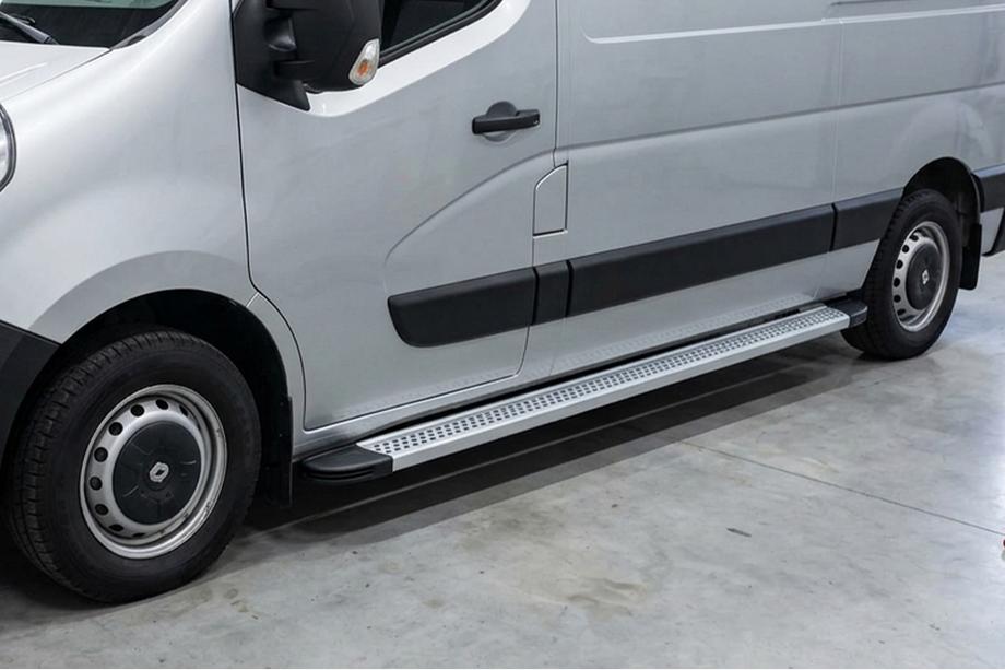 Nissan NV400 2010-2024 Marchepieds Latéraux Maya V2 (2 pcs, Aluminium) Image