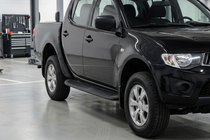 Mitsubishi L200 2006-2015 Marchepieds Latéraux Tayga Black (2 pcs, Aluminium) photo 1