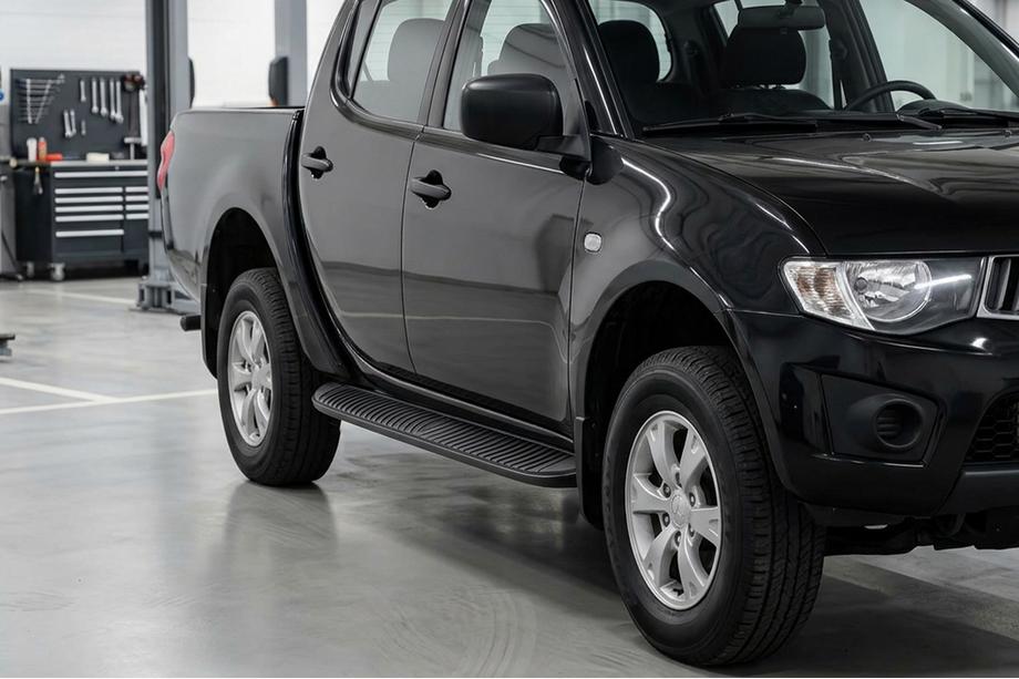 Mitsubishi L200 2006-2015 Marchepieds Latéraux Tayga Black (2 pcs, Aluminium) Image