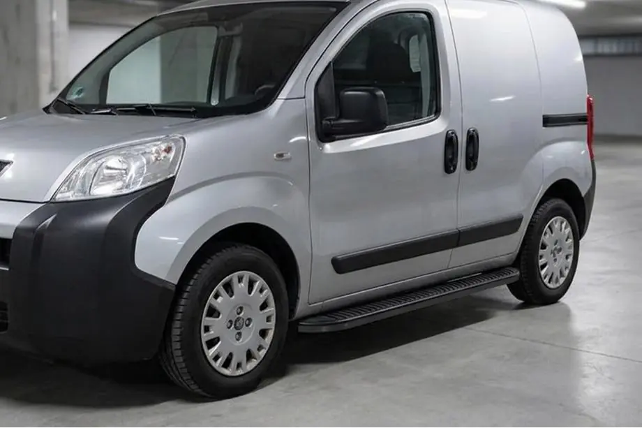 Fiat Fiorino/Qubo 2008-2024 Marchepieds Latéraux Tayga Black (2 pcs, Aluminium) Image