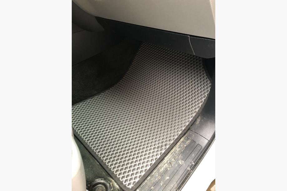 Toyota Sequoia 2007-2022 Tapis de sol en polyuréthane 3 rangées (EVA, noir) Rang du milieu - Accoudoir Photo 4