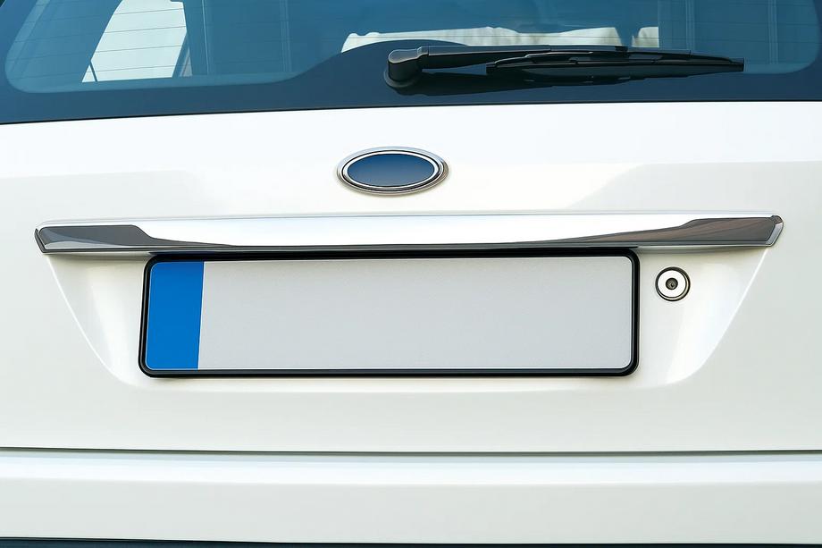 Ford Fiesta 2002-2008 Baguette chromée au-dessus de la plaque d'immatriculation (inox) Photo 4