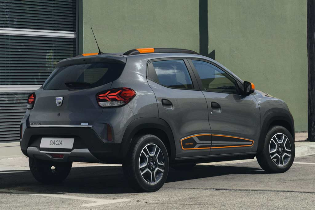 La première de la modification en série de la voiture électrique Dacia Spring Electric