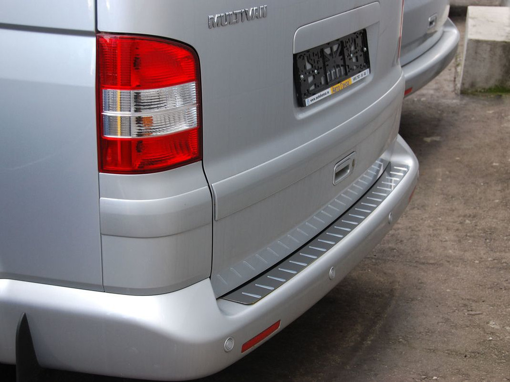 Garniture chromée sur le pare-chocs arrière Volkswagen T5 Multivan