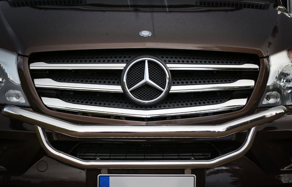 Garniture chromée sur la calandre de la voiture