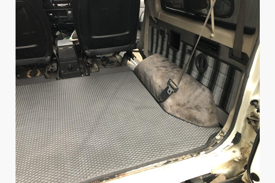 Toyota Land Cruiser 70 1984- Tapis de coffre sans sièges arrière (EVA, Noir) Photo 2