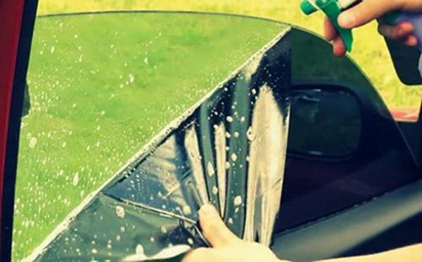 Comment enlever la teinte du verre de voiture de vos propres mains