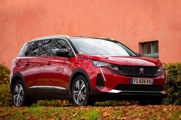 Examen du crossover mis à jour de la deuxième génération de Peugeot 5008 Photo 6