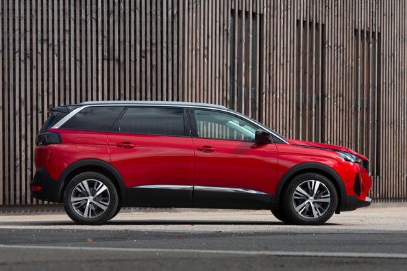 Examen du crossover mis à jour de la deuxième génération de Peugeot 5008 Photo 2