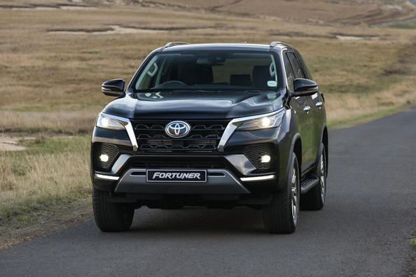 Examen du SUV Toyota Fortuner mis à jour Photo 1
