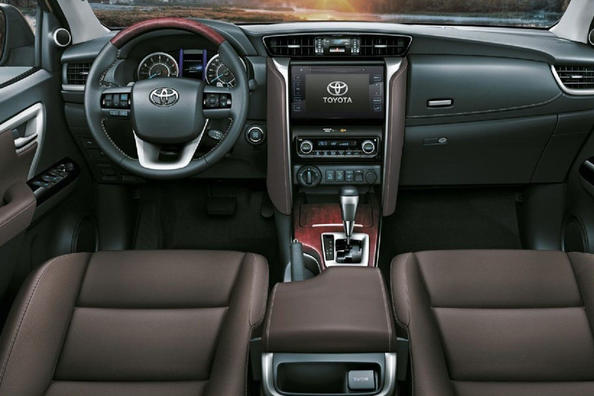 Examen du SUV Toyota Fortuner mis à jour Photo 7