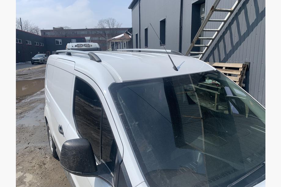 Ford Connect 2014-2021 Barres de Toit Chromées Standard, pieds en plastique Photo 5