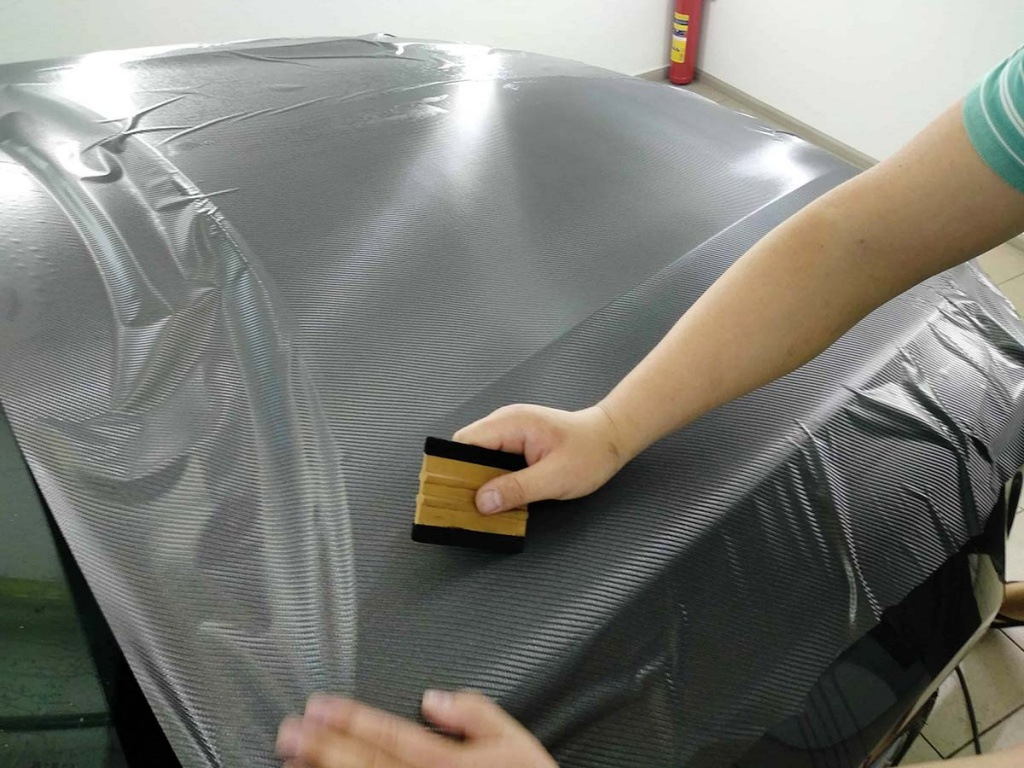 Comment coller un film de carbone sur une voiture de vos propres mains