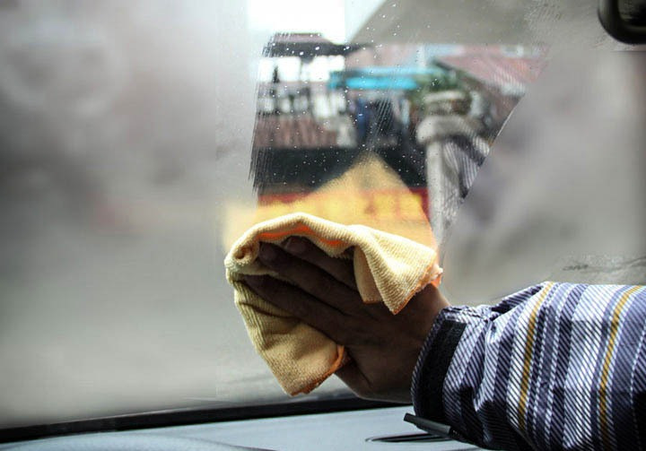 Pourquoi les vitres sembuent dans la voiture et comment sen débarrasser ?