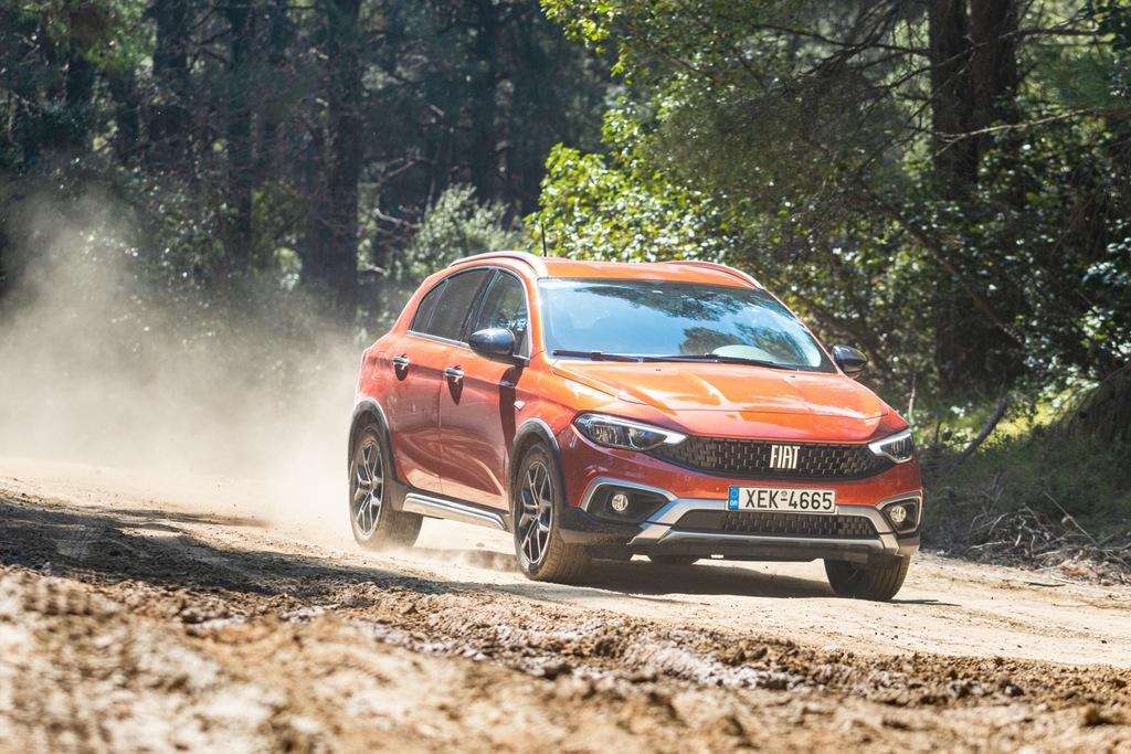 Examen de la version tout-terrain du hayon Fiat Tipo Cross