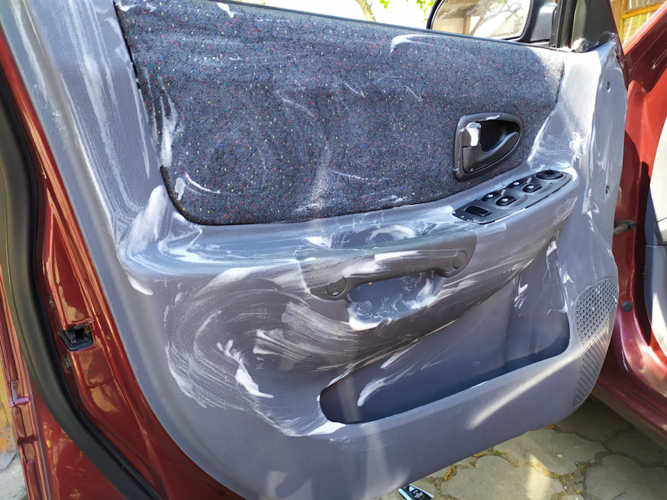 Comment nettoyer rapidement le plastique dans la voiture ?