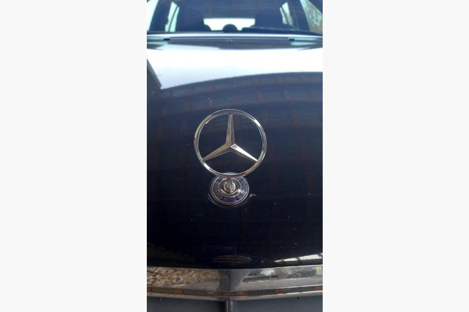 Mercedes C-class W203 2000-2007 Emblème cible (avec inscription) Image