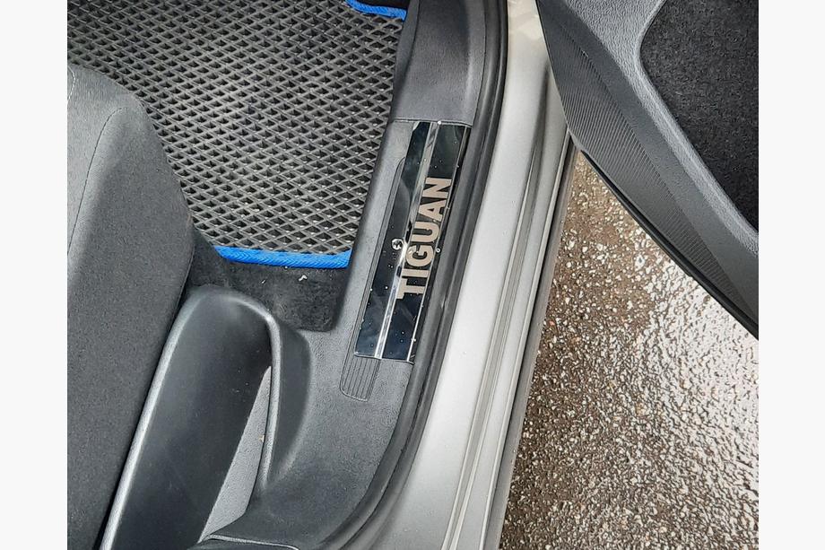 Volkswagen Tiguan 2016-2023 Seuils de porte inox Carmos Photo 4
