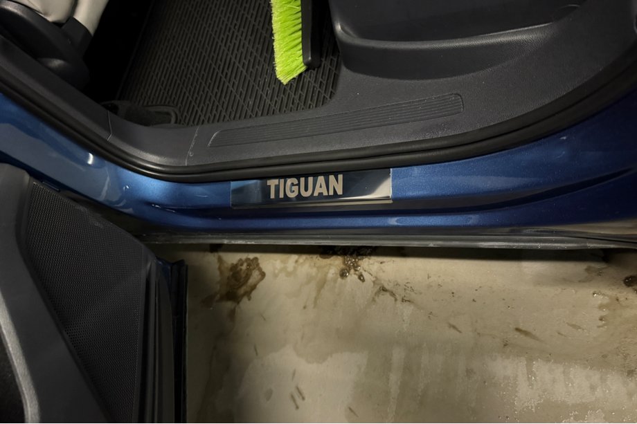 Volkswagen Tiguan 2016-2023 Seuils de porte inox Carmos Photo 1