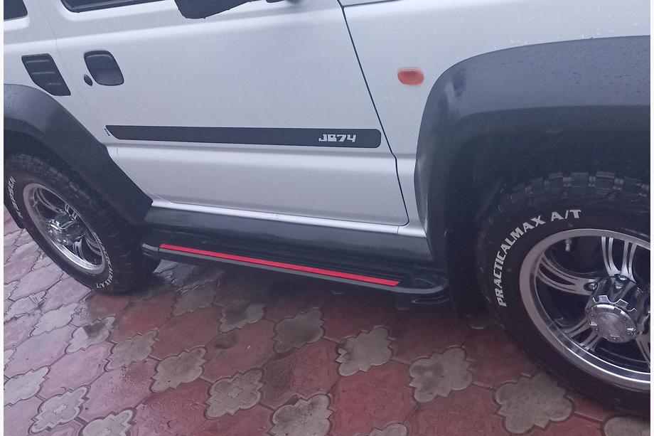 Suzuki Jimny 2018- Marchepieds Latéraux Maya Red (2 pcs, Aluminium) Image