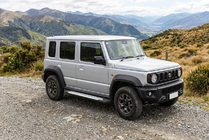 Suzuki Jimny 2018- Marchepieds latéraux Allmond Grey (2 pcs, aluminium) photo 1
