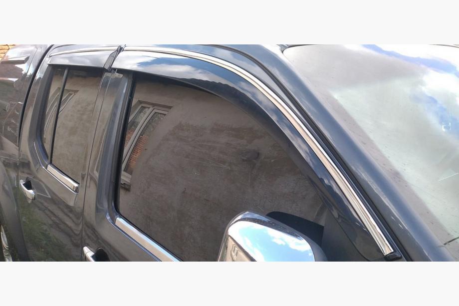 Nissan Navara 2006-2015 Déflecteurs de Vitres avec Moulure Chromée (4 pcs, Sunplex Chrome) Image