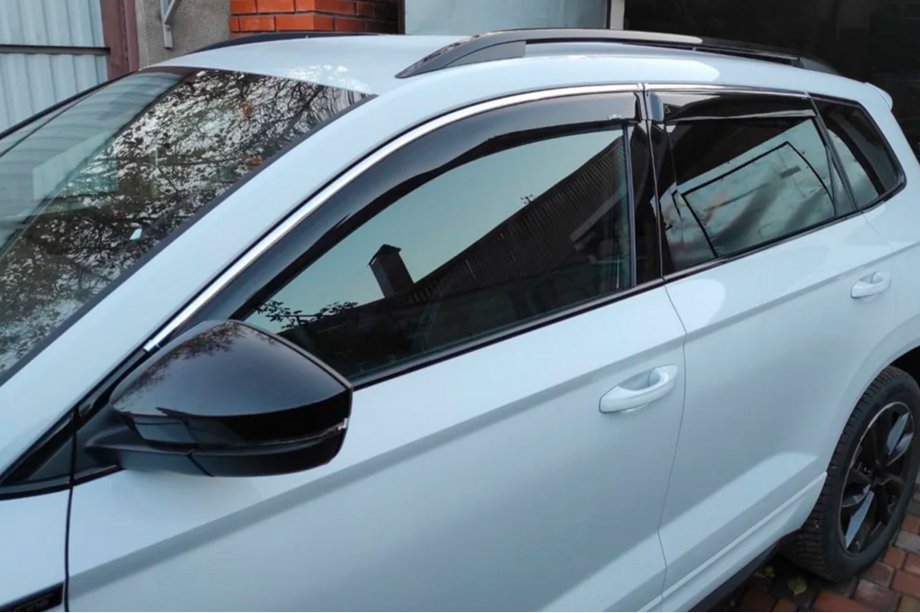 Skoda Karoq 2018- Déflecteurs de vitres avec moulure chromée (4 pcs, HIC) Image