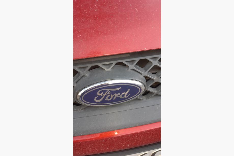 Ford Fiesta 2002-2008 Emblème avant (à clips) Photo 4