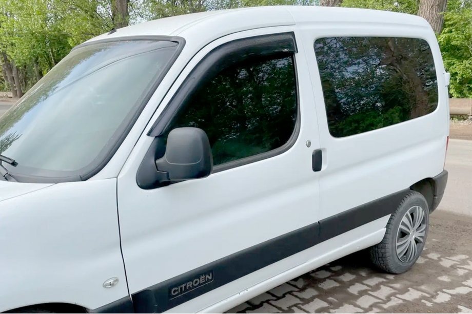 Peugeot Partner 1996-2008 Déflecteurs de fenêtre 11 cm (2 pcs, HIC) Image