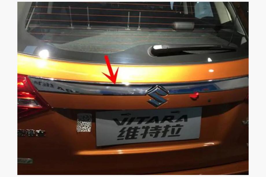 Suzuki Vitara 2015- Baguette chromée au-dessus de la plaque d'immatriculation Libao (ABS) Image