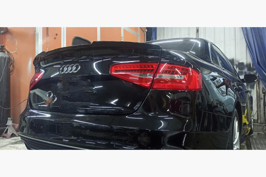 Audi A4 B8 2007-2015 Aileron HongHang (ABS, Noir Brillant) Image