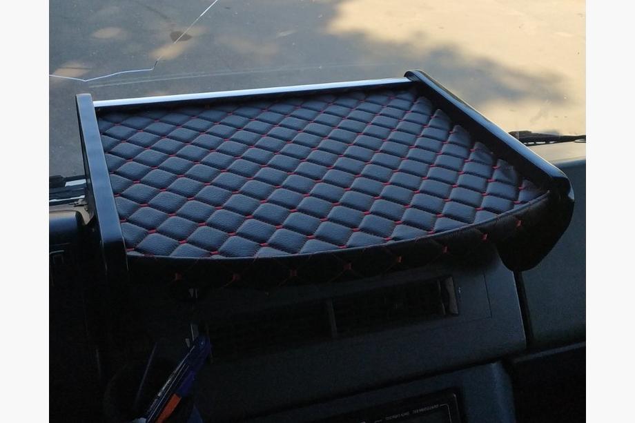 Mercedes T2 (507-814) 1967-1996 Tablette de tableau de bord (Noir avec surpiqûre rouge) Image