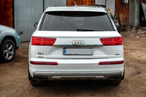Audi Q7 2015–2026 Baguette chromée au-dessus de la plaque d'immatriculation (inox) photo 4