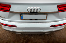 Audi Q7 2015–2026 Baguette chromée au-dessus de la plaque d'immatriculation (inox) photo 1