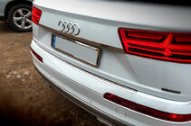 Audi Q7 2015–2026 Baguette chromée au-dessus de la plaque d'immatriculation (inox) photo 3
