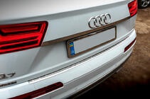 Audi Q7 2015–2026 Baguette chromée au-dessus de la plaque d'immatriculation (inox) photo 2