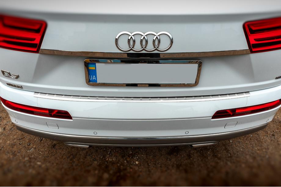 Audi Q7 2015–2026 Baguette chromée au-dessus de la plaque d'immatriculation (inox) Image