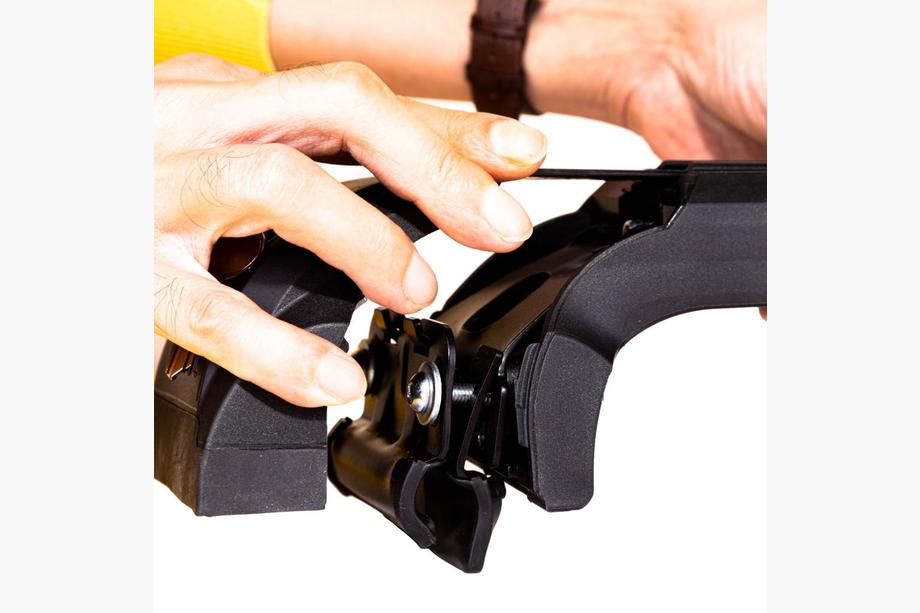 Barres de toit pour barres longitudinales integrees verrouillables Strong V2 (2 pcs) jusqu'à 120 cm, Noir Photo 9
